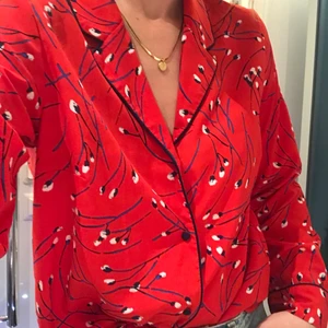 Klarröd skjorta med fina detaljer - Jättefin klarröd skjorta med block vitt mönster.