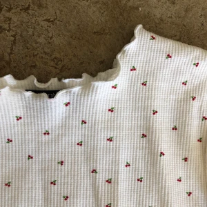 Tröja med körsbär - Tröja från bershka aldrig använt, nypris 199. Frakt betalar köparen på 10kr. Finns ett litet hål i sömmen på axeln efter prislappen (hålet går lätt att fixa) 