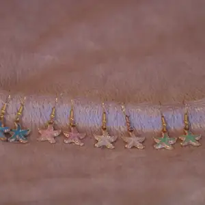 Nickelfria Starfish örhängen, finns i färgerna rosa/grön/blå/vit med gulddetaljer. Skickas endast, köparen står för frakt - 11 kr. Betalning via Swish