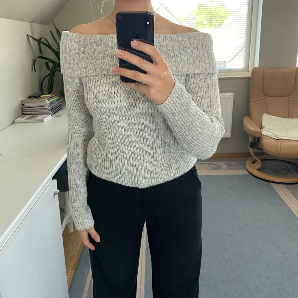 Mycket fin ljusgrå stickad tröja från Hollister i off-shoulder modell. Väldigt varm och mysig. Knappt använd, stl M (bär själv vanligtvis S men tycker den är fin lite oversized). . Tröjor & Koftor.