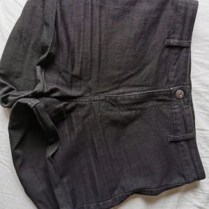 H&M högmidjade shorts - Shorts från H&Ms kollektion Divided, något små i storleken. Står 40 men skulle snarare säga att det är som 38. Använda ett fåtal gånger och är i ett bra skick. 