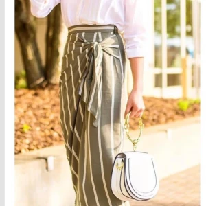 Kjol - En fin omlott kjol, tyvärr passar den inte så kan inte visa en bild med den på mig. Kjolen går ungefär till hälften på vaden. Helt ny, aldrig använd med prislappen kvar! 📦 Köparen står för frakt! 