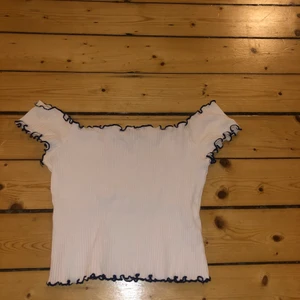 Topp från ZARA  - Vit topp med blå volanger