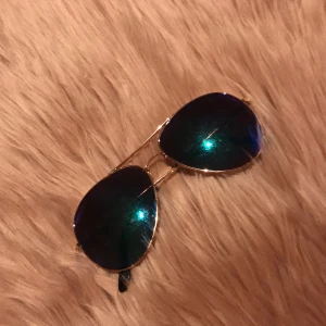 Solglasögon  - Snygga solglasögon, lite smårepor om man kollar noga. Det ena fästet vid näsan sitter lite snett men de sitter bra på. Priset går att diskutera. Frakt 15 kr. 
