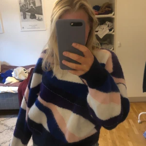 Tröja från &other stories.  - Så härlig tröja från &otherstories i massa färger. Som ni kan se på sista bilden så är det fina pärldetaljer runt tröjans framsida. Nypris: 990kr 