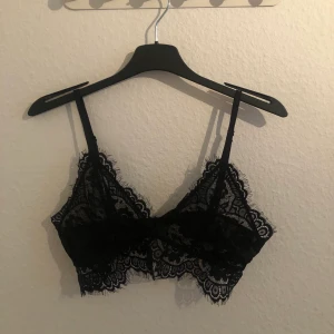 Spetstbh - Säljer en svart spetsbh från Na-kd i storlek S. Säljer pga kommer inte till användning då den är för liten. Endast använd en gång o därför nästan som ny💗