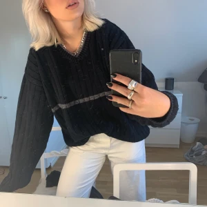 Stickad tröja - Säljer denna stickade tröja. Storlek XL men sitter snyggt oversized på mig som har S/M vanligtvis. Pris 100kr. Frakt tillkommer.