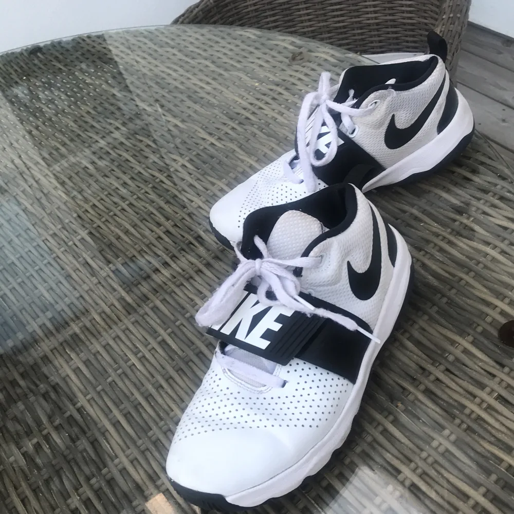 Mina gammla basket skor köpt för 600 kr, säljer dom för runt 100 om inte buddninhar blir högre, shit snygga gillar dom verkligen, lite smutsiga men går att tvätta. Köpare står för egen frakt. Skor.