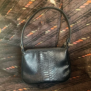 Axelremsväska i ormskinn (faux) - Jättefin axelremsväska från asos (finns en på hemsidan längre), använd ca 2 gånger. Är helt i nyskick! ✨✨