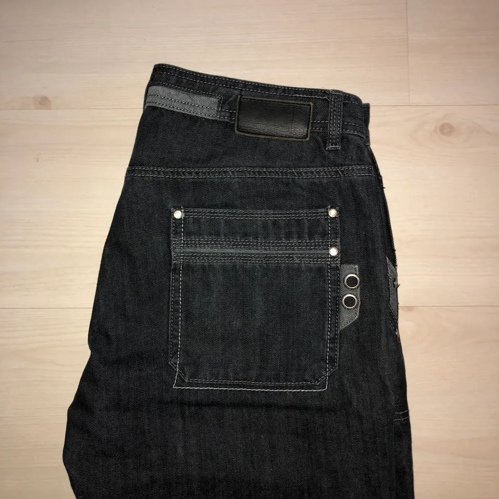 Mörkblå jeans me snygga detaljer på knän fickor och på slutet av byxan, lågmidjade, säljer då d inte kommer till användning längre . Jeans & Byxor.