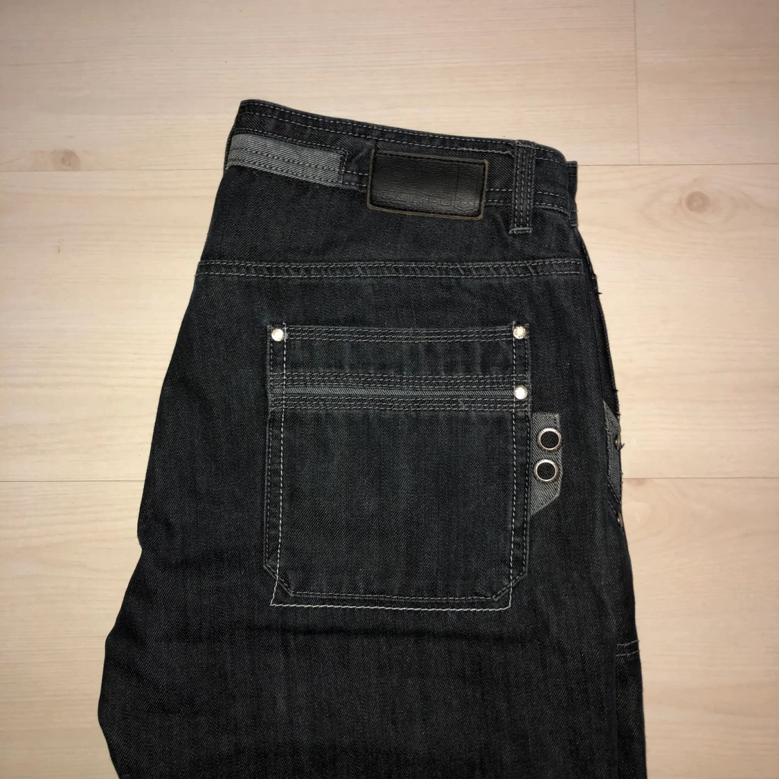 Mörkblå jeans me snygga detaljer - 90