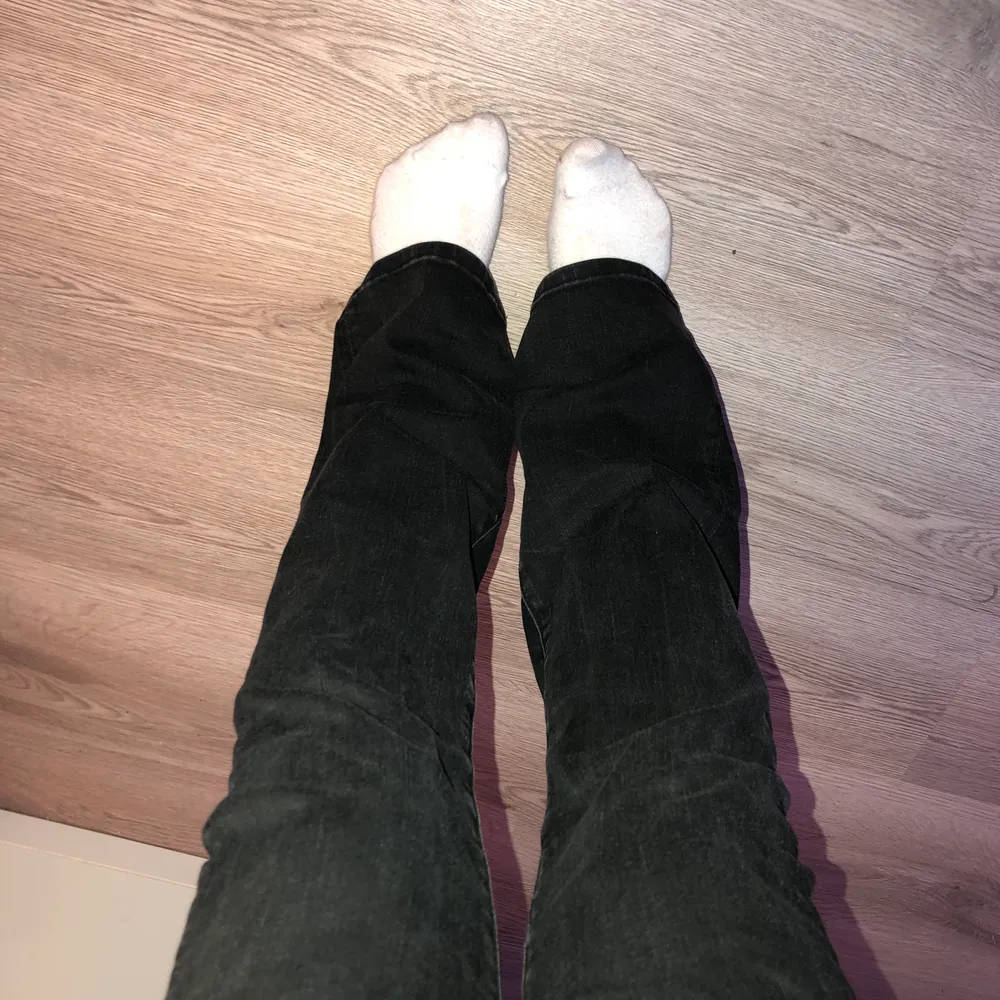 Ett par lågmidjade crocker bootcut jeans som jag säljer för 130 kronor. Fick dem här jeansen för länge sen men aldrig använt dem 🌷 dem är långa i benen på mig som är 165 lång med långa ben 💕 storlek 28/32 som passar perfekt på mig som har S. Jeans & Byxor.