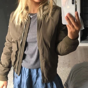 Bomberjacka  - Säljer denna ascoola militärgröna bomberjackan ifrån ATTENIF, jackan är i näst intill nyskick, och har inga defekter. 