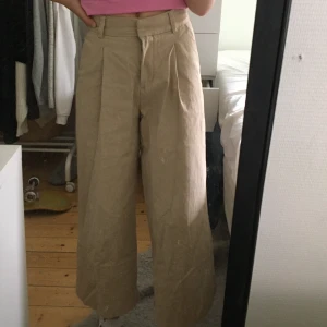beiga vida byxor - ett par snygga beiga ganska vida byxor från monki😁 köptes för 300kr!! de är i bra skick.💕