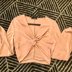 Topp stl. L - Fin croptop i storlek L. Glittrar om man tar bild med blixt