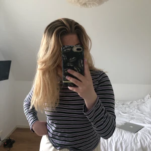 Monki långärmad  - Gullig randig långärmad från monki. Pris är exkl frakt.