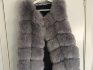 pälsväst, ljusgrå, strl S (fake fur) - Använd endast 2 gånger. Passar dig som har storlek S-M. Väldigt fin i pälsen och går precis över rumpan. Vill ni ha fler bilder hör av er, frakten står man själv för. (Ordinarie pris cirka 1000kr).