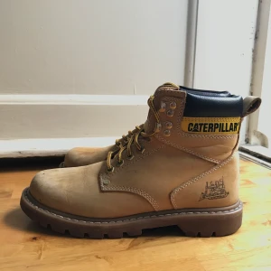 CAT kängor 40.5 - CATERPILLAR kängor i fint skick. Storlek 40.5 EUR. Köptes i USA för 2 år sen men har bara använt några gånger. De har några fläckar på inre sidan fyi.