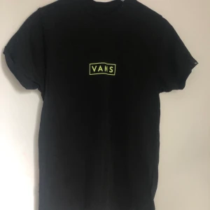 Vans t-shirt med neongula logga - Snygg t-shirt som tyvärr inte används längre. Köparen står för frakten