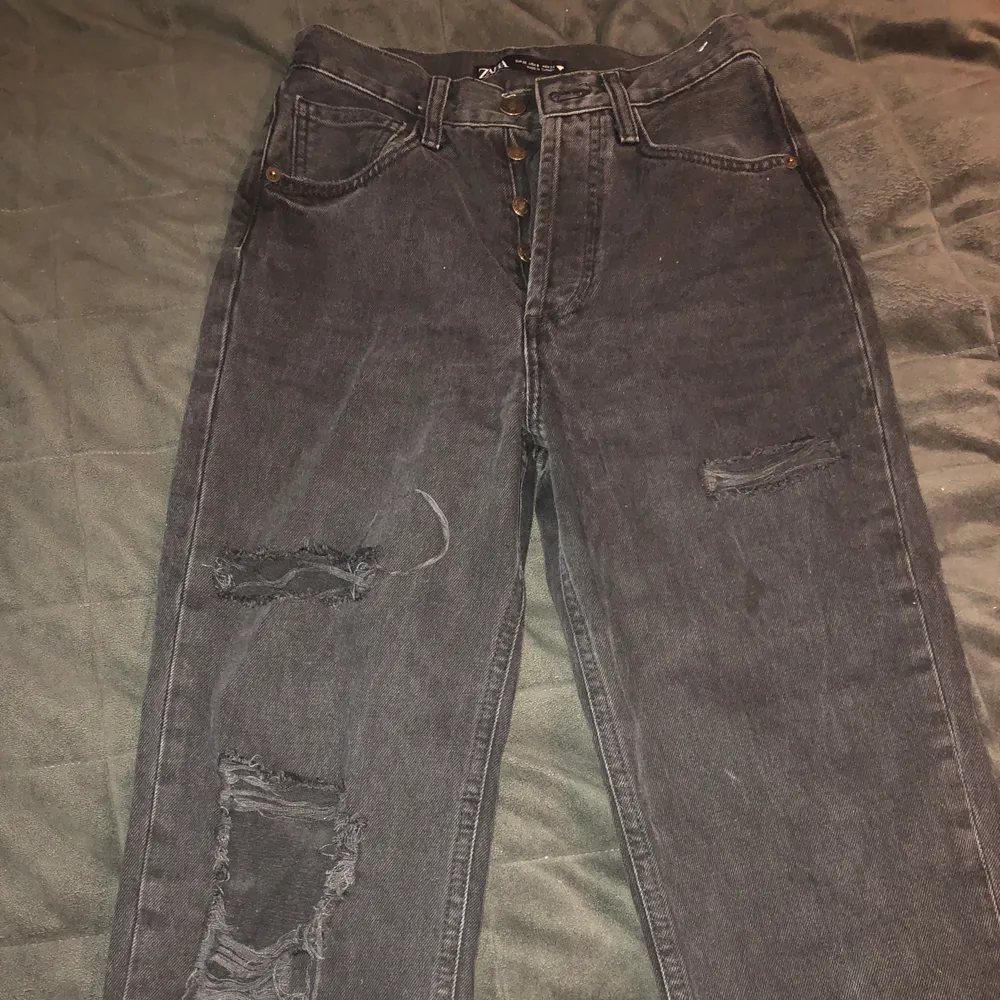 Gråa jeans från zara med snygga slitningar. Strlk 32 men passar också strlk 34 skulle jag säga. Längden passar 160-165. Köparen står för frakten. Jeans & Byxor.