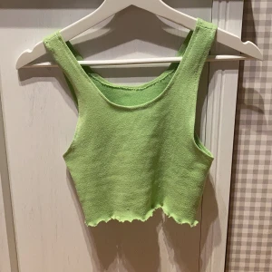 Grönt stickat linne  - Fint linne som jag sytt sjölv av en tröja jag köpte second hand. Sitter superbra och passar en xs 