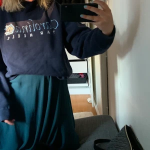 sweatshirt  - overzise vintage sweatshirt, i ett toppen skick. flera bilder kan skickas vid intresse. passar XS-M beronde på hur man vill att den ska sitta. frakten är inräknad 