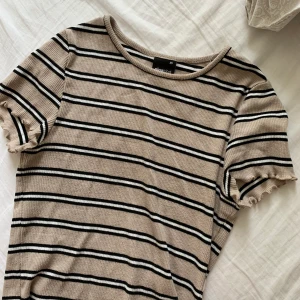 Urgullig t-shirt  - Säljer denna fina topp som inte längre kommer till användning💗