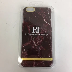 Richmond & Finch Iphone 6/7/8 PLUS skal  - nytt oanvänt superfint skal från richmond & finch. Ska passa Iphone 6/7/8 plus, fick de i present för nåt år sen men har X så passade ej har bara haft de hemmaliggandes.  Säljes för 100 kr + frakt 22 kr ❤️ 
