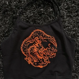 Halterneck top - Jätte snygg halterneck top från junkyard, strl L men är väldigt liten i storleken så skulle säga M men kan också passa en S, aldrig använd