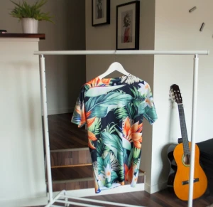  - AND clothing tröja. Tropiskt heltäckande tryck. Använd en gång, väldigt bra skick.