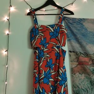 Topshop-klänning  - Superfin klänning med bratz-vibes och halvdolda cutouts i sidan, supersomrig!! 75 kr+ frakt.