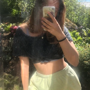 Grå crop top - Grå crop top i storlek S. Frakt tillkommer alternativt att vi möts upp vid TC.