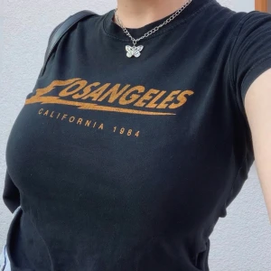 babytee - as snygg t-shirt från brandy melville! använd ett fåtal gånger, köptes för ca 2 år sedan! jag på bilden har i vanliga fall S/M! köparen står för frakten!💕🦋