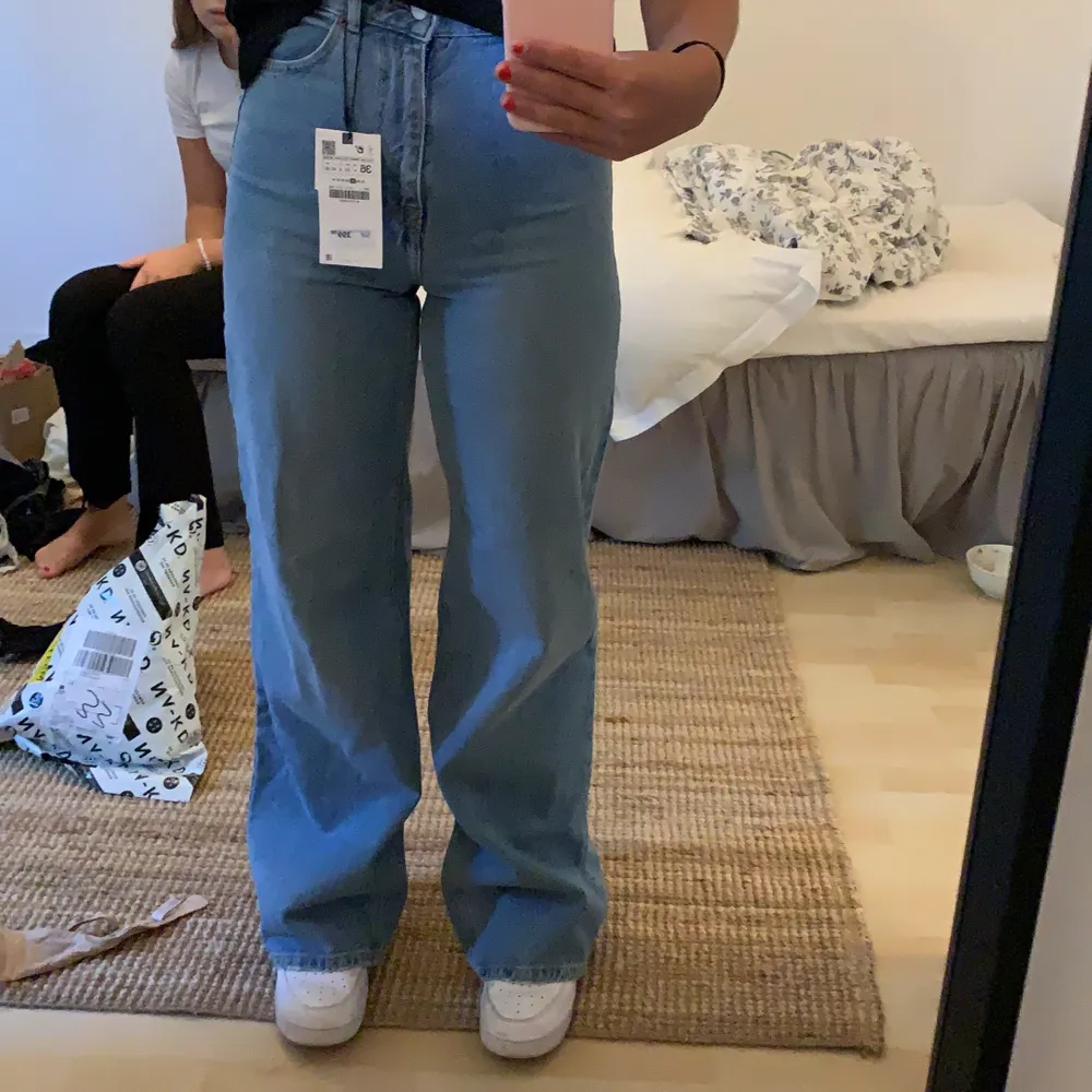 Säljer mina populära jeans från Zara som är helt slutsålda! Har aldrig använt dem, därav är prislappen kvar. Storlek 36 och jag är 167✨ . Jeans & Byxor.
