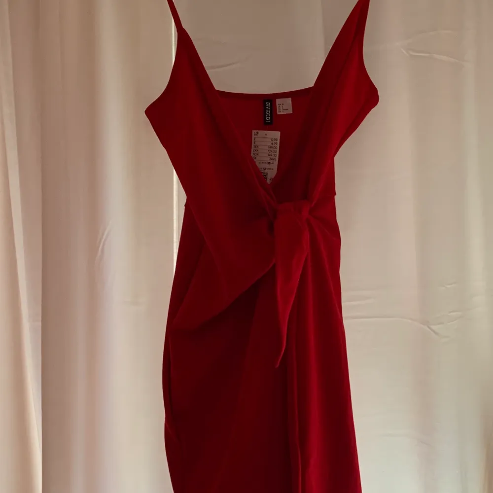 Oanvänd röd omlottklänning från HM! Originalpris 149kr! Frakten ligger på 49kr och betalas av köparen ✨ . Klänningar.