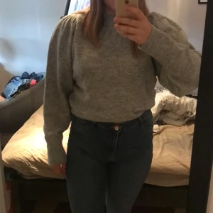Stickad tröja - Grå stickad tröja som jag knappt använd så nästan som ny ☺️ 