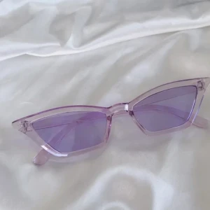 Lila glasögon - Jätte trendiga glasögon som jag köpte på plick. Använda 1-2 gånger. Säljer bara om det blir bra bud