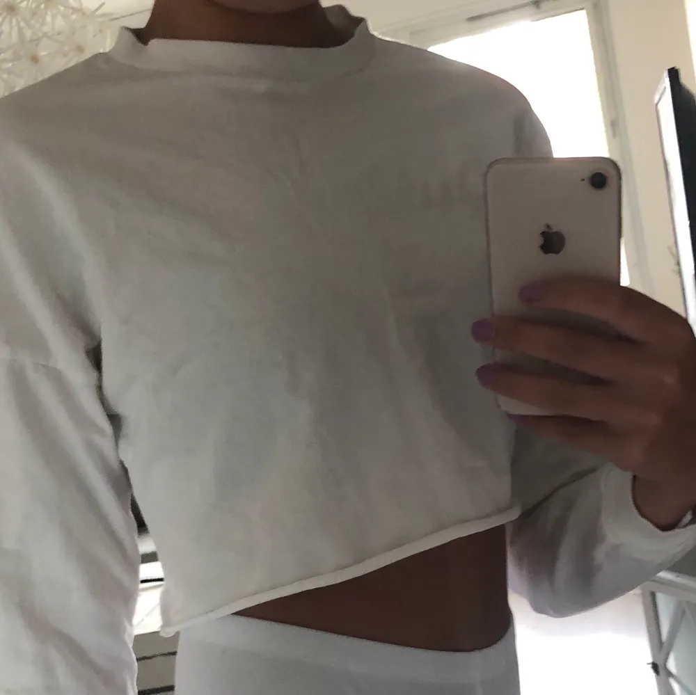 Tänkte kolla om det finns någon som är intreserad av att köpa denna fina crop top från nelly. Jag är forfrande lite kluven om jag vill sälja den men då jag inte använder den så mycket så tänkte jag kolla om någon är intreserad. Skriv privat till mig isf:). Toppar.