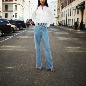 Zara 90s high waist  - Sjukt populära jeans från zara, först till kvarn! 💖 använda typ 2 ggr :) dock har jag råkat trampa ett hål i slutet av byxorna, inget man ser när dom är på! 