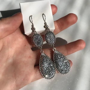 Örhängen  - Silvriga och festliga örhängen. Använda max 2 gånger. 15kr + frakt 11kr (tar bara swish)