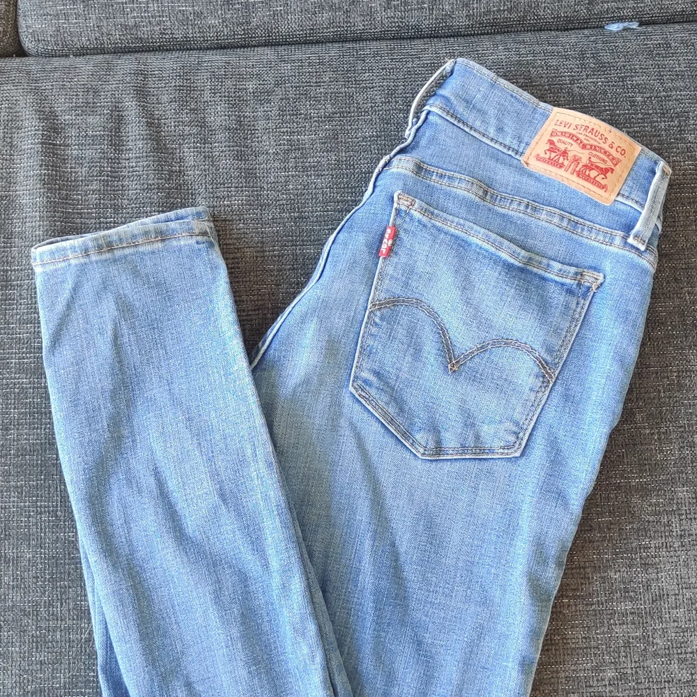 Säljer dessa jättefina Levis 710 w28, tighta och väldigt stretchiga. Väldigt fin ljus blå färg som passar till allt. Inte särskilt använda, inköpta för 1100kr. Säljer för 250, eller till högsta bud. Fraktar gärna, frakt tillkommer på 49kr. 🤗🤗. Jeans & Byxor.