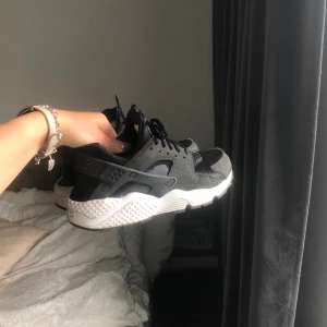 Nike huarache - Skit coola svarta sneakers från nike, använda max 10 gånger säljer för att dom är för små!! 