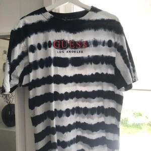 Guess T-shirt - T-shirten har bara använts några få gånger, så den är fortfarande i bra skick! Ursprungspris: 600 kr 