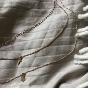 Halsband från Gina Tricot - Halsband från Gina Tricot, kom inte till användning🤷🏼‍♀️  alla sitter ihop! Jag bjuder på frakten!