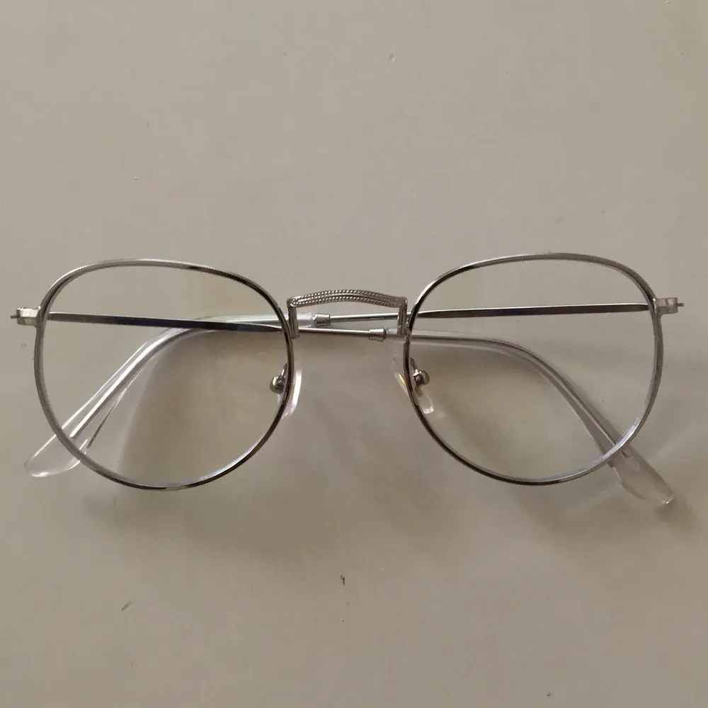 Ett par helt oanvända glasögon mot blåljus från mörker blux som säljes pga för små för mig. Supersnygga och runda glas samt silverbågar. Glasögonens mått: Skalmlängd: 13,8 cm Bredd: 13,3 cm Glasets diameter: 4,9 cm Glasets höjd: 4,4 cm Näsbrygga: 1,6 cm. Accessoarer.