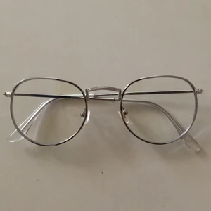 Oanvända blåljusglasögon blux silver  - Ett par helt oanvända glasögon mot blåljus från mörker blux som säljes pga för små för mig. Supersnygga och runda glas samt silverbågar. Glasögonens mått: Skalmlängd: 13,8 cm Bredd: 13,3 cm Glasets diameter: 4,9 cm Glasets höjd: 4,4 cm Näsbrygga: 1,6 cm
