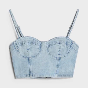 Jeans topp  - Säljer denna jeanstopp från bershka som är helt ny med prislappen på. Den är en storlek S men jag skulle säga att den passar XS/S för att den inte är så stretchig. Jag står ej för frakten!