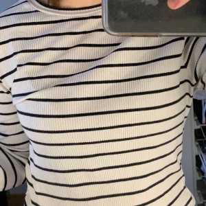 tröja - basic randig tröja ifrån h&m i storlek L men jag har vanligtvis storlek S och den sitter jättefint på mig, inte för lös och inte för tight, kontakta mig för mer information 