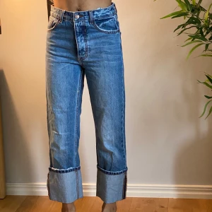 JEANS - Udda men coola byxor. Lite stora i midjan jämfört med resten men det går jättebra med skärp. Dom ska vara kortare. Köpare står för frakt💕