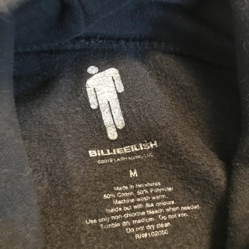 Billie eilish hoodie i storlek M, använd ett fåtal gånger dock är trycket och texten spruckna 💕 150kr + frakt . Hoodies.